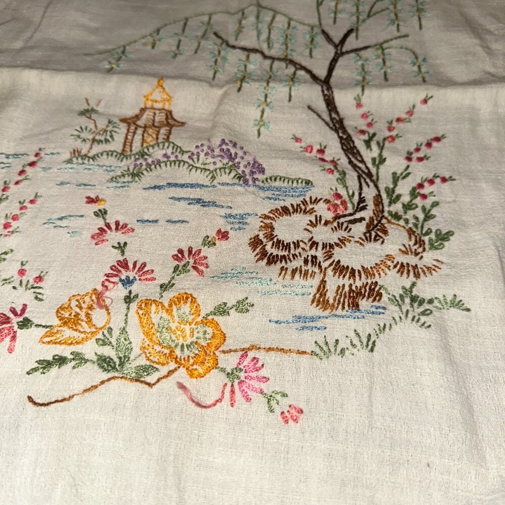 Embroidered Nature Scene Table Runner vintage - Picture 2 of 3